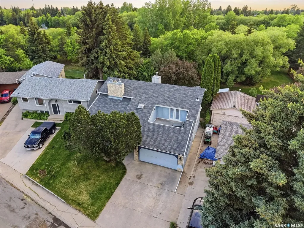 206 Willoughby Crescent Saskatoon SK S7H 4W7