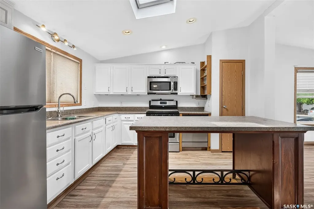 1295 9th Avenue NE Moose Jaw SK S6J 1C5