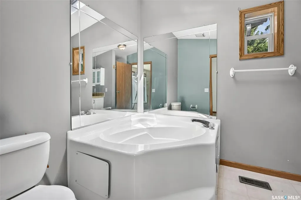 1295 9th Avenue NE Moose Jaw SK S6J 1C5