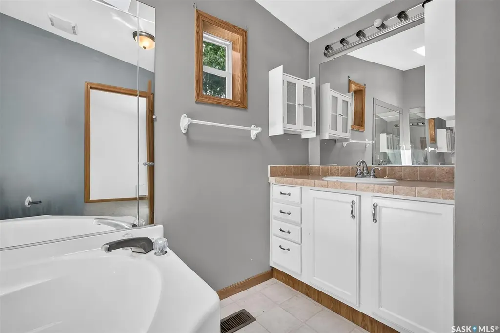 1295 9th Avenue NE Moose Jaw SK S6J 1C5