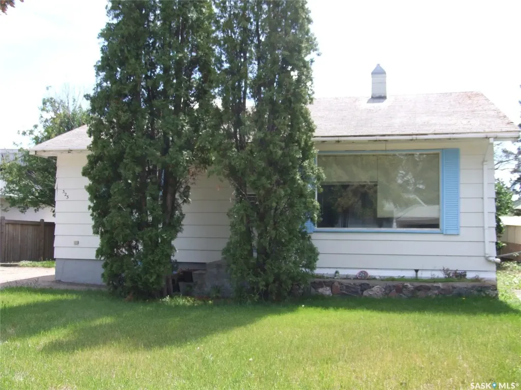 325 3rd Avenue E Leader SK S0N 1H0