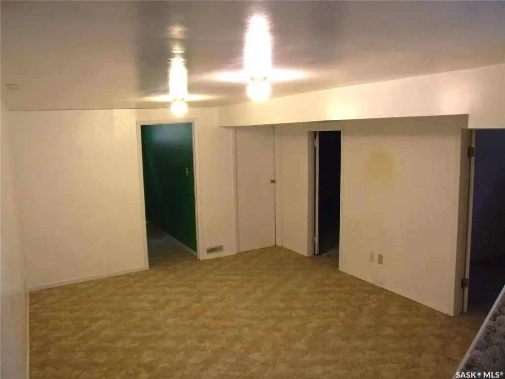 325 3rd Avenue E Leader SK S0N 1H0