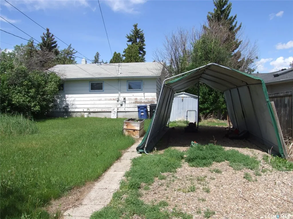 325 3rd Avenue E Leader SK S0N 1H0