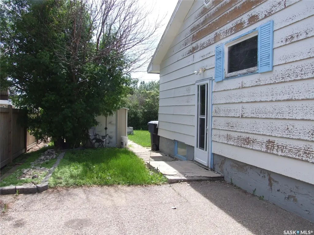 325 3rd Avenue E Leader SK S0N 1H0