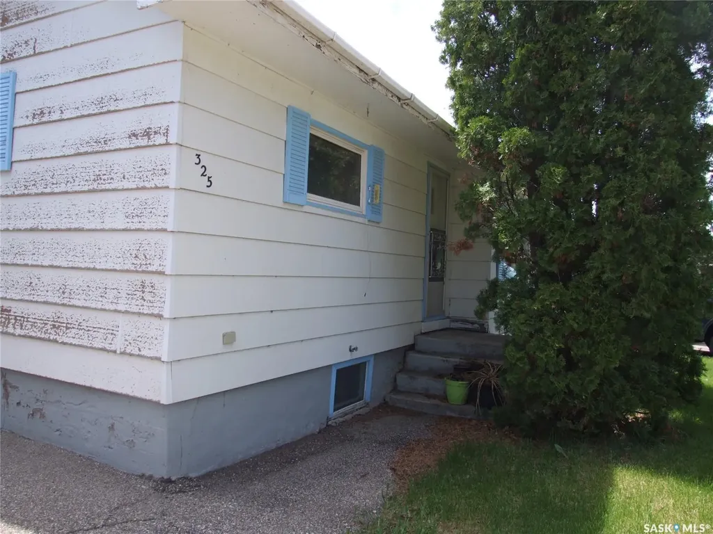 325 3rd Avenue E Leader SK S0N 1H0