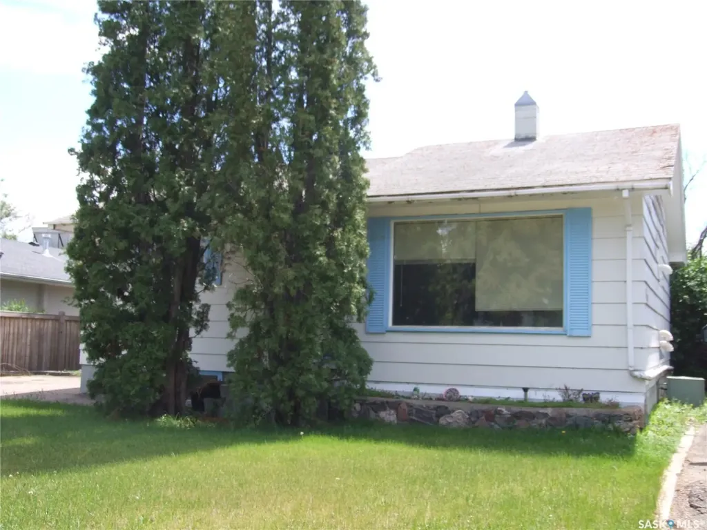 325 3rd Avenue E Leader SK S0N 1H0