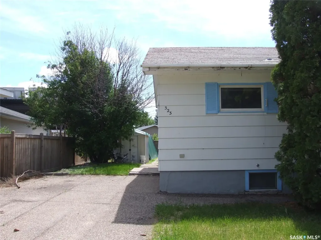 325 3rd Avenue E Leader SK S0N 1H0