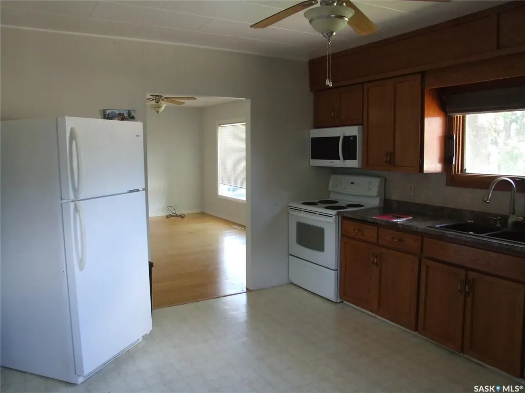 325 3rd Avenue E Leader SK S0N 1H0