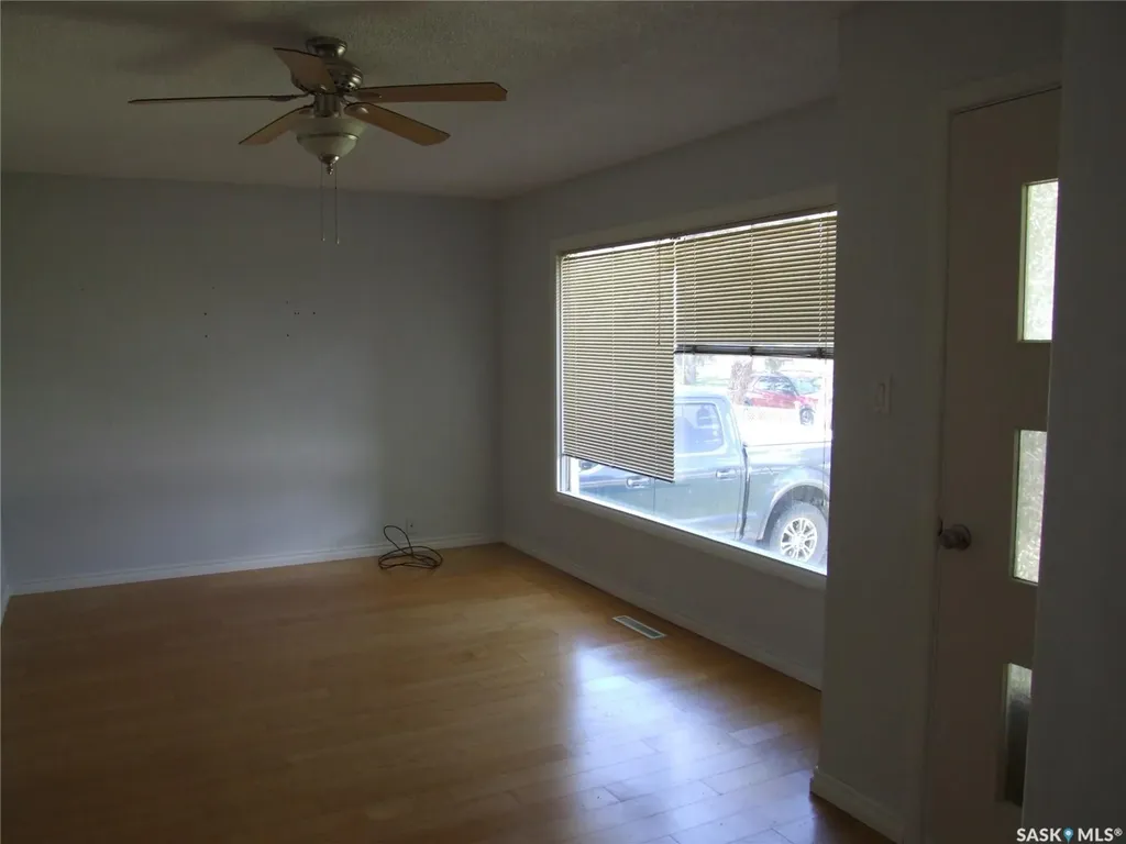 325 3rd Avenue E Leader SK S0N 1H0