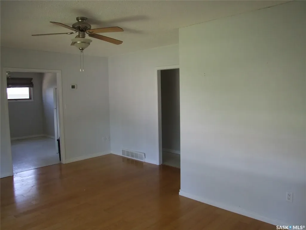 325 3rd Avenue E Leader SK S0N 1H0