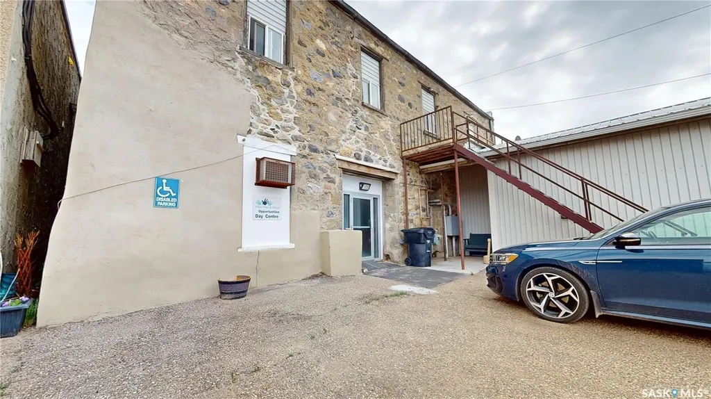 33-35 Pacific Avenue Maple Creek SK S0N 1N0