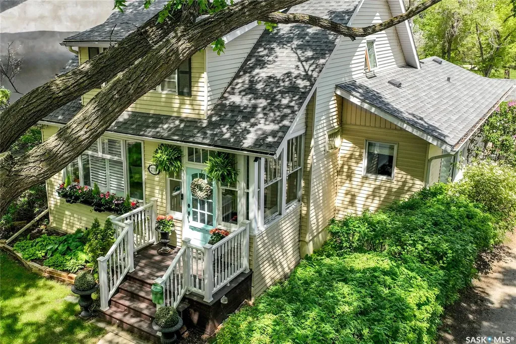 2718 Regina Avenue Regina SK S4S 0G5