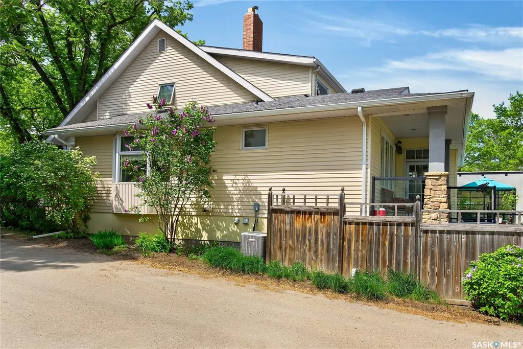 2718 Regina Avenue Regina SK S4S 0G5