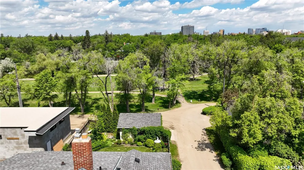 2718 Regina Avenue Regina SK S4S 0G5
