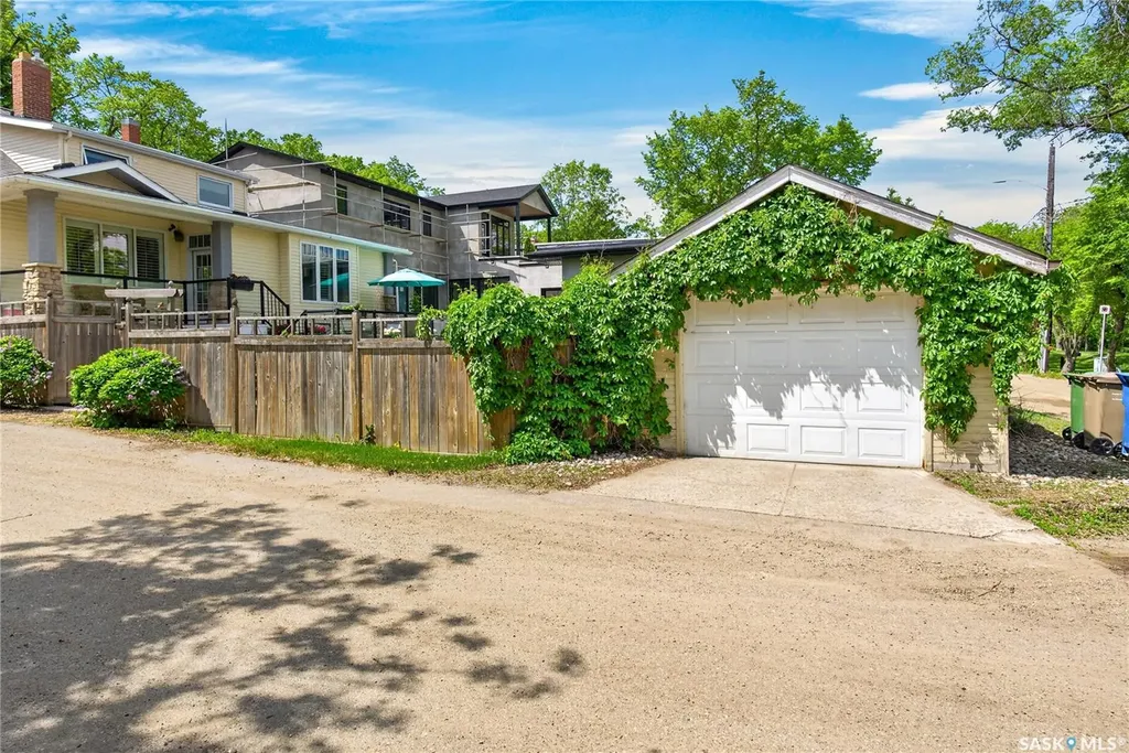 2718 Regina Avenue Regina SK S4S 0G5