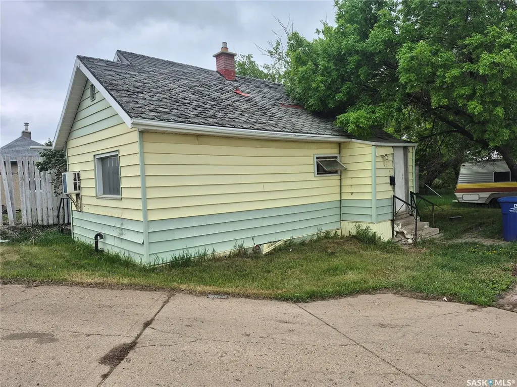 930 1st Avenue NW Weyburn SK S4H 1P6