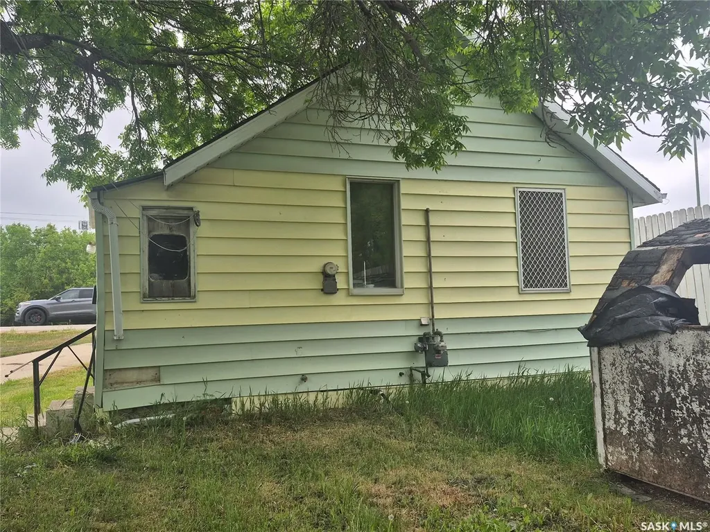 930 1st Avenue NW Weyburn SK S4H 1P6