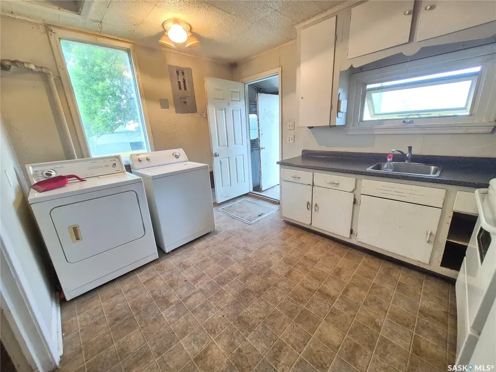 930 1st Avenue NW Weyburn SK S4H 1P6