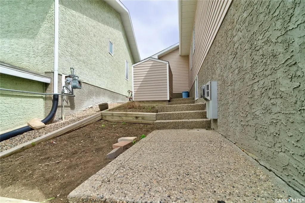 3511 Bishop Crescent E Regina SK S4Z 1A6