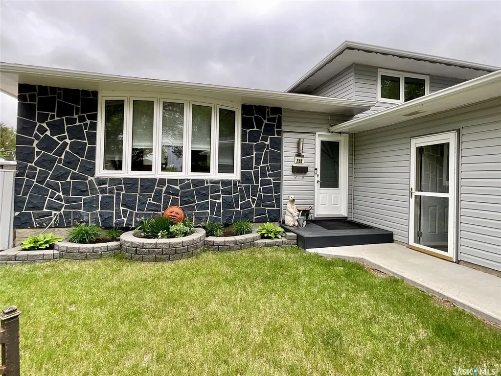 255 Litzenberger Crescent Regina SK S4R 7A2