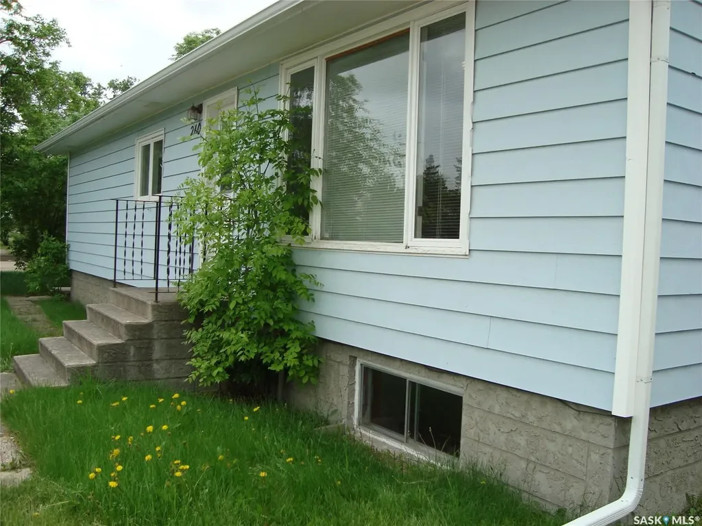 260 6th Avenue E Gravelbourg SK S0H 1X0