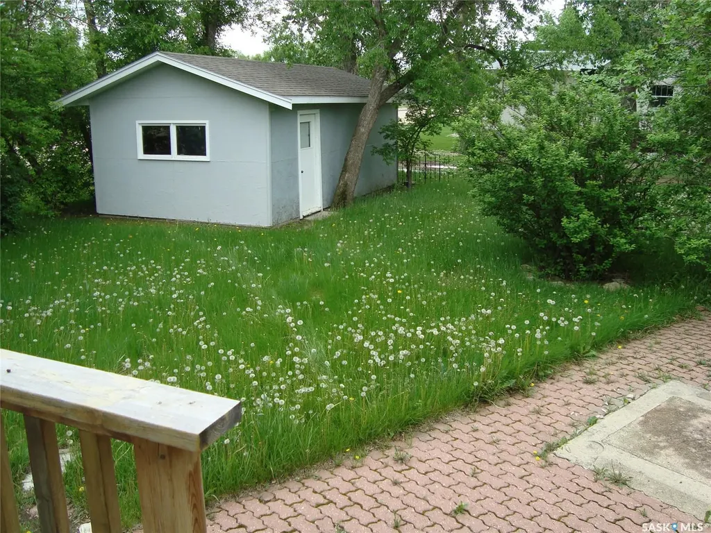 260 6th Avenue E Gravelbourg SK S0H 1X0