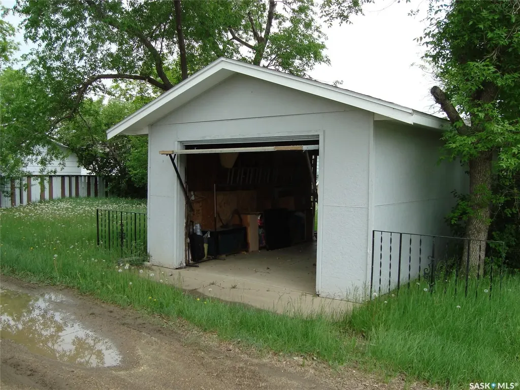 260 6th Avenue E Gravelbourg SK S0H 1X0