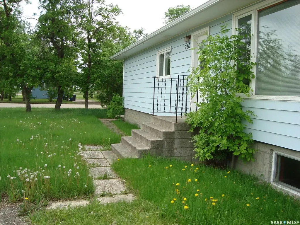 260 6th Avenue E Gravelbourg SK S0H 1X0