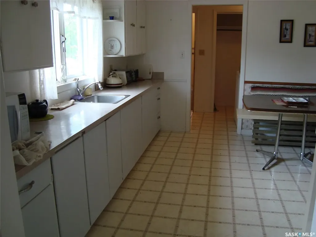 260 6th Avenue E Gravelbourg SK S0H 1X0