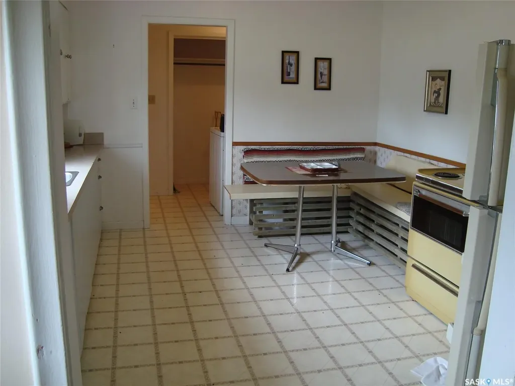 260 6th Avenue E Gravelbourg SK S0H 1X0