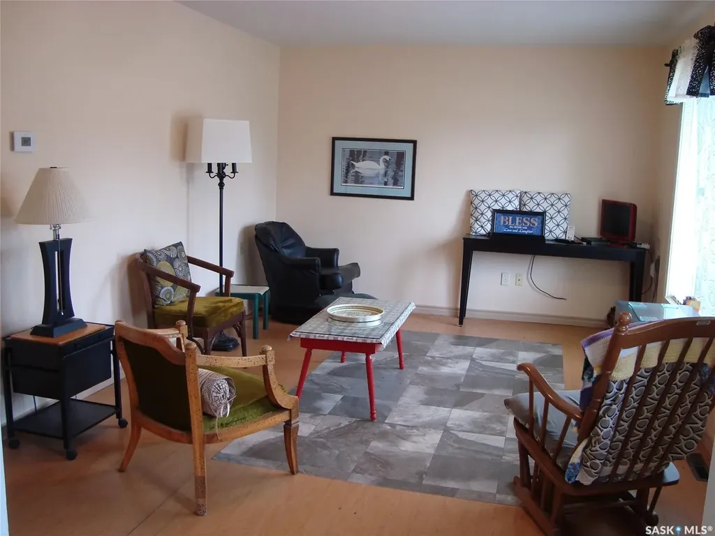 260 6th Avenue E Gravelbourg SK S0H 1X0