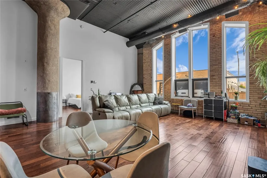 211 D Avenue N Saskatoon SK S7L 1M7