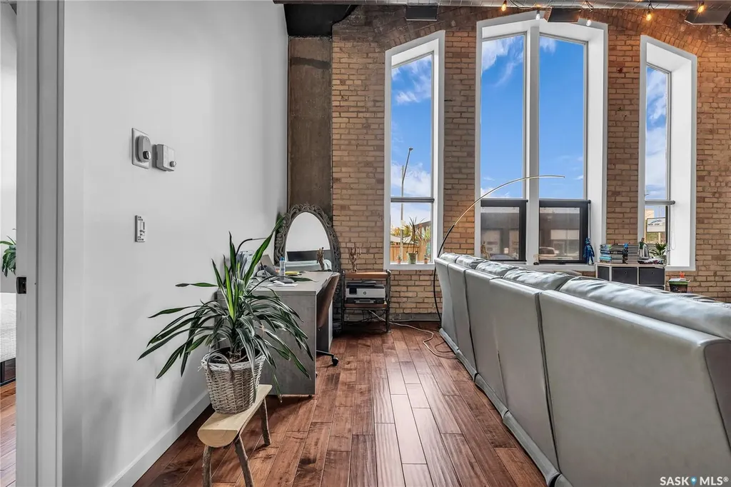 211 D Avenue N Saskatoon SK S7L 1M7