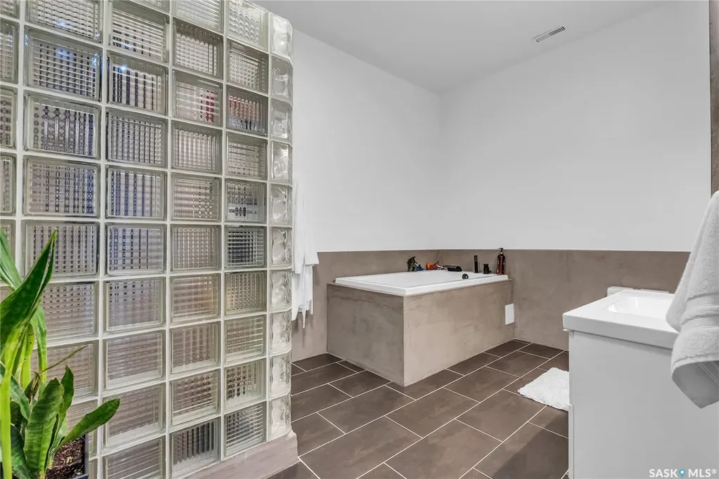 211 D Avenue N Saskatoon SK S7L 1M7