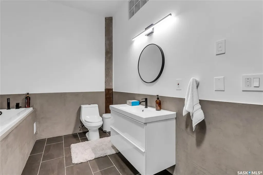 211 D Avenue N Saskatoon SK S7L 1M7