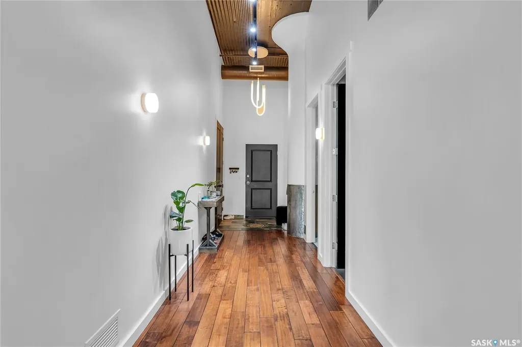 211 D Avenue N Saskatoon SK S7L 1M7