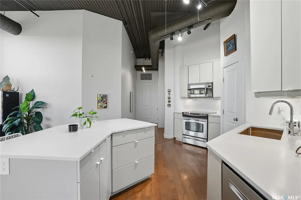 211 D Avenue N Saskatoon SK S7L 1M7