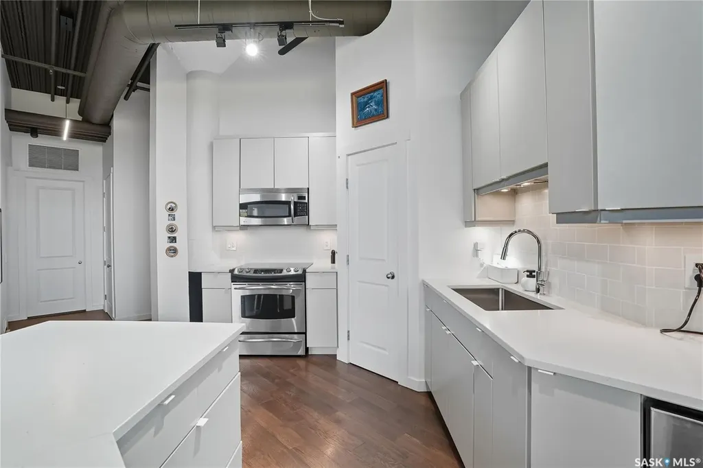 211 D Avenue N Saskatoon SK S7L 1M7