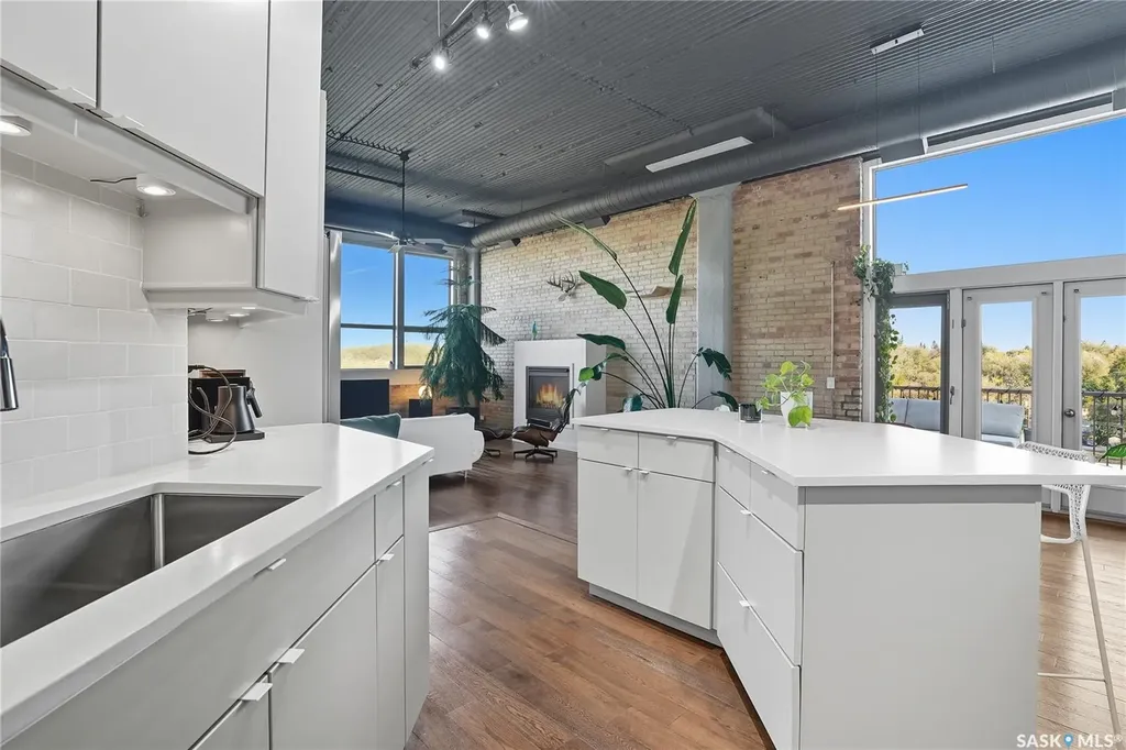 211 D Avenue N Saskatoon SK S7L 1M7