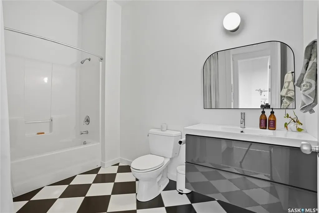 211 D Avenue N Saskatoon SK S7L 1M7