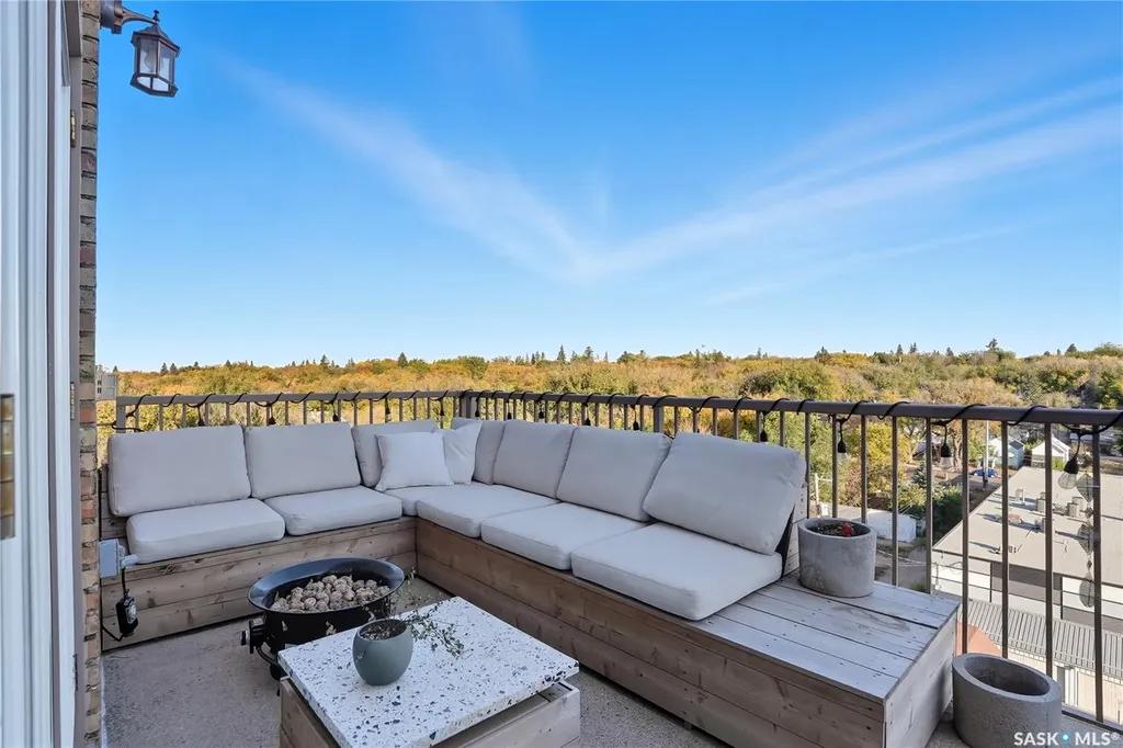 211 D Avenue N Saskatoon SK S7L 1M7
