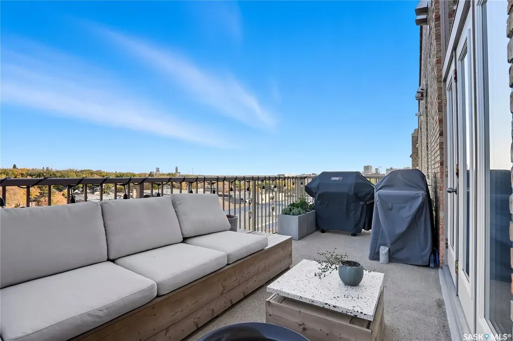 211 D Avenue N Saskatoon SK S7L 1M7