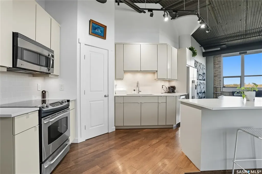 211 D Avenue N Saskatoon SK S7L 1M7