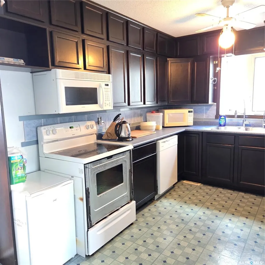 1107 Lillooet Street W Moose Jaw SK S6H 5A2