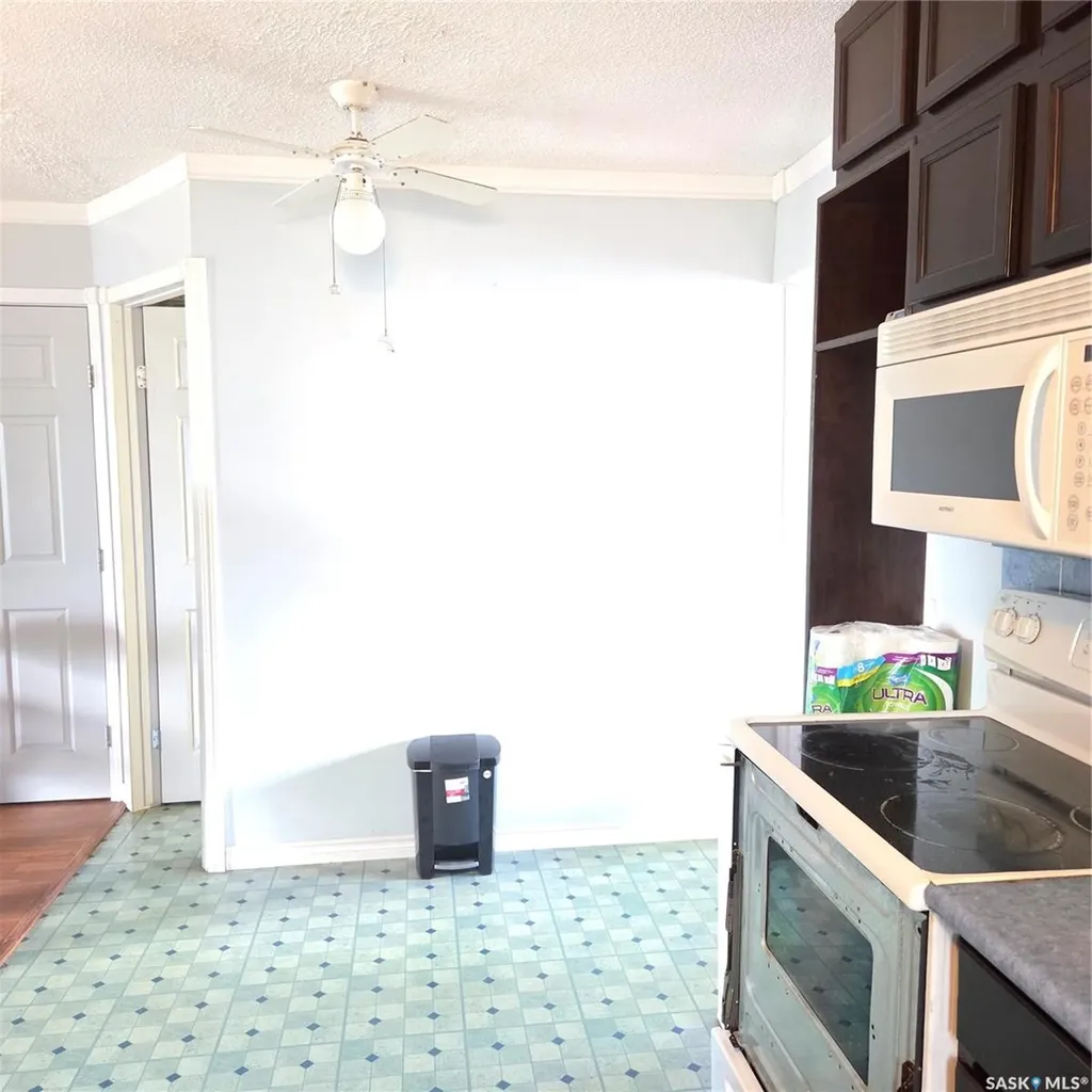 1107 Lillooet Street W Moose Jaw SK S6H 5A2