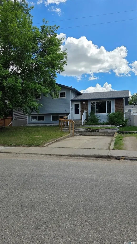 1107 Lillooet Street W Moose Jaw SK S6H 5A2