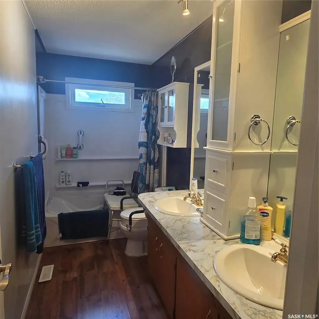 1107 Lillooet Street W Moose Jaw SK S6H 5A2