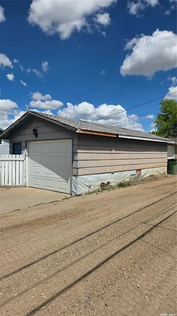 1107 Lillooet Street W Moose Jaw SK S6H 5A2