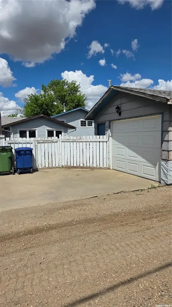 1107 Lillooet Street W Moose Jaw SK S6H 5A2