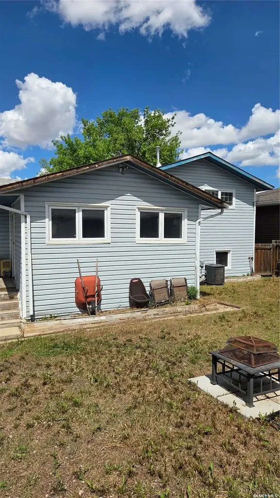 1107 Lillooet Street W Moose Jaw SK S6H 5A2